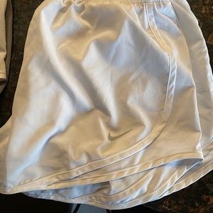 Medium women’s Nike tempo short